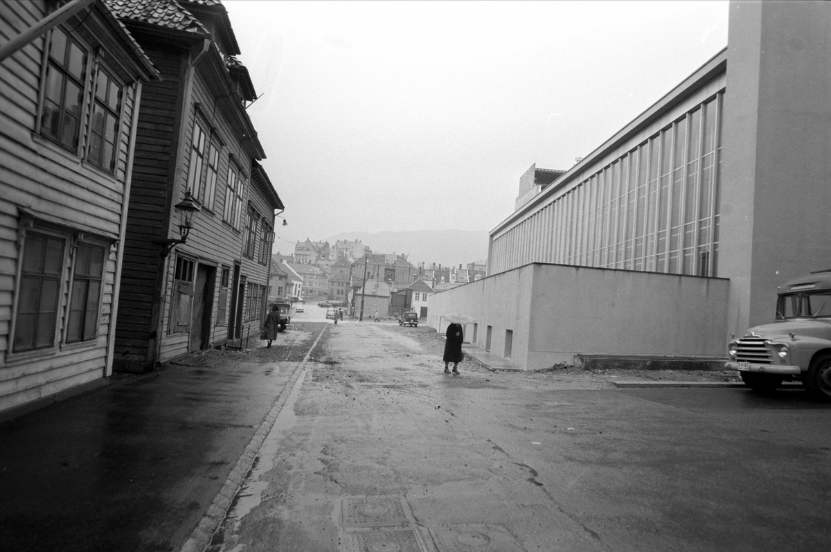 Sentralbadet, Bergen. Trehusbebyggelse på andre siden av gata.