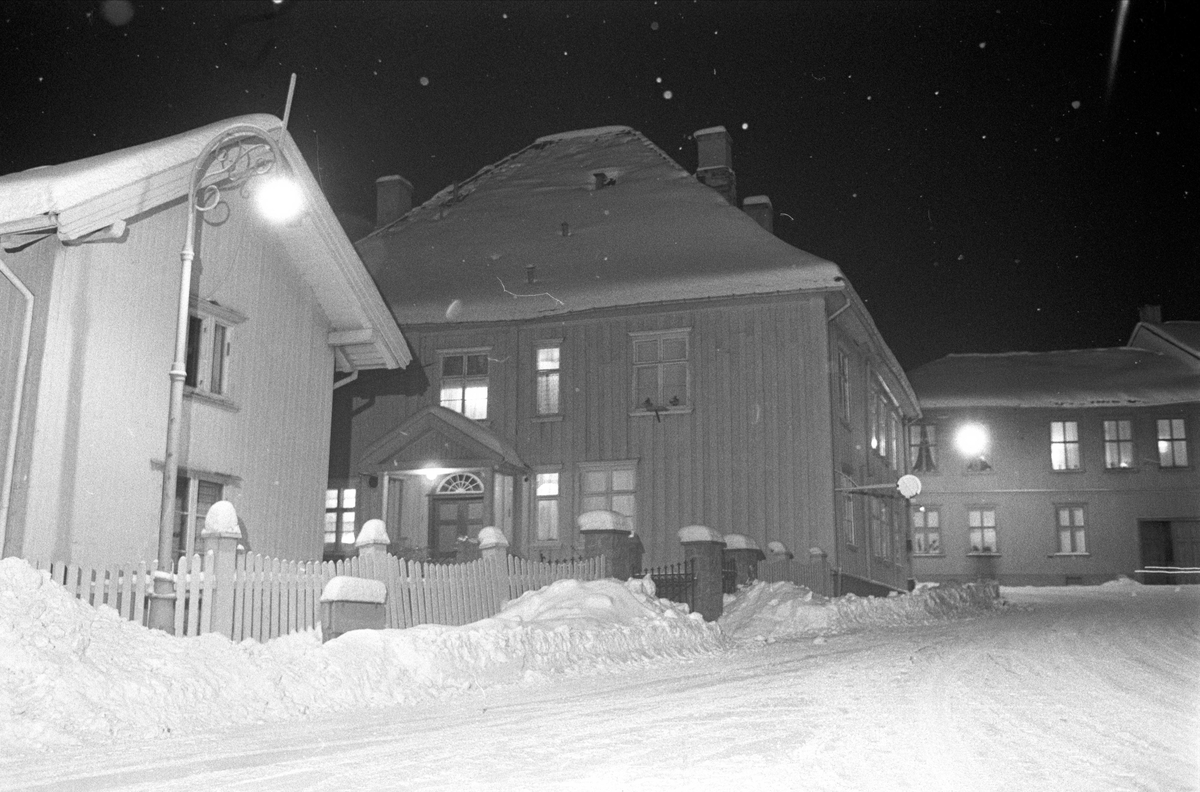 Bevaring av "det gamle Drøbak", Frogn, februar 1970. Vinterbilde av hus og snø. Trehusbebyggelse.