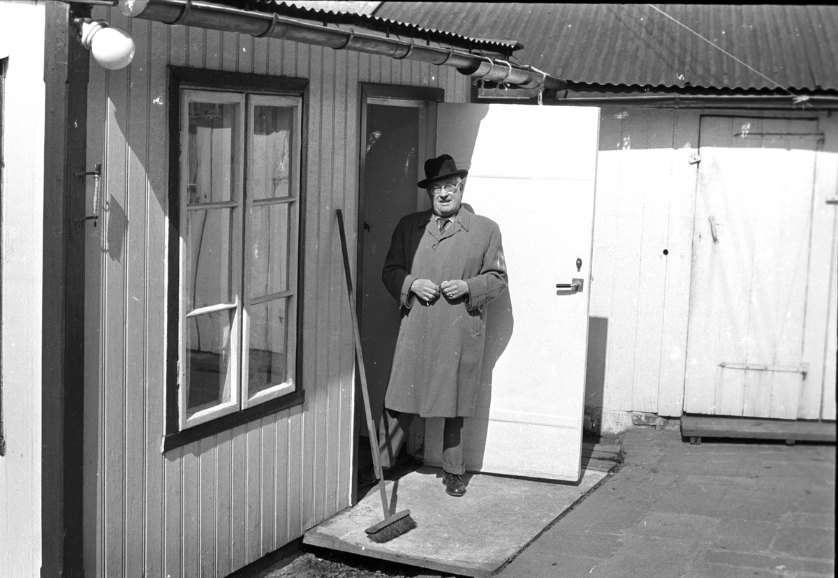 Fra Rodeløkka, Oslo juli 1966. Mann som står i inngangen til boligen.
