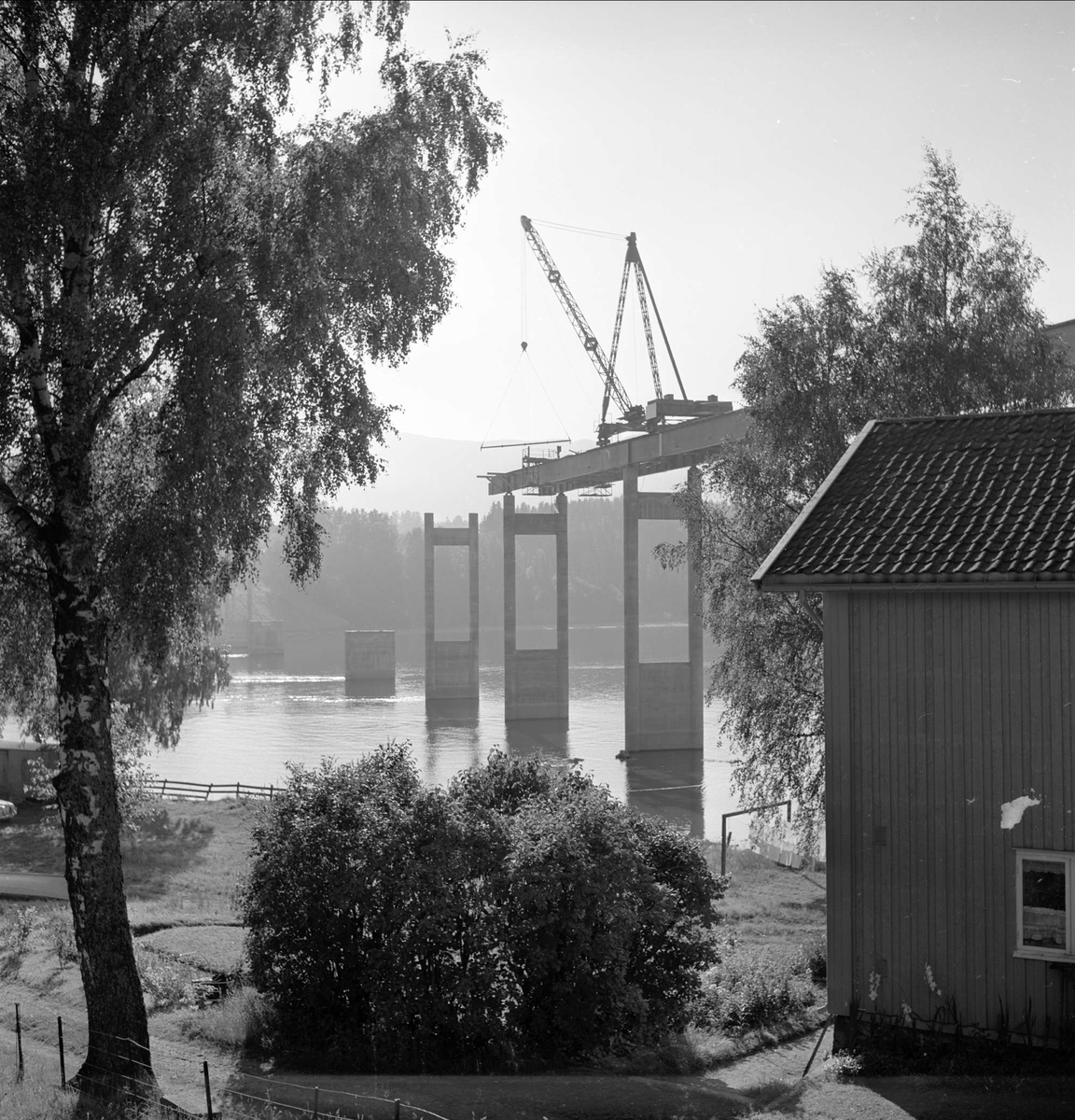 Minnesundbrua under bygging i 1958. Tatt fra nordsiden av elven Vorma.