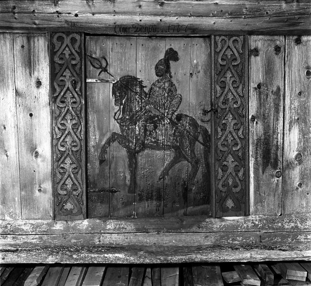 Rauland, Telemark, juli 1962. Dør med utskjæringer og rytter.