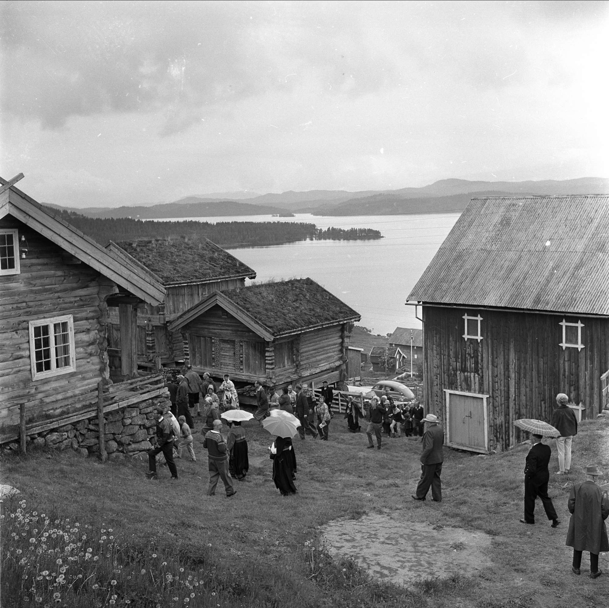 Rauland, Telemark, 07.07.1962. Gårdstun med mennesker og utsikt.