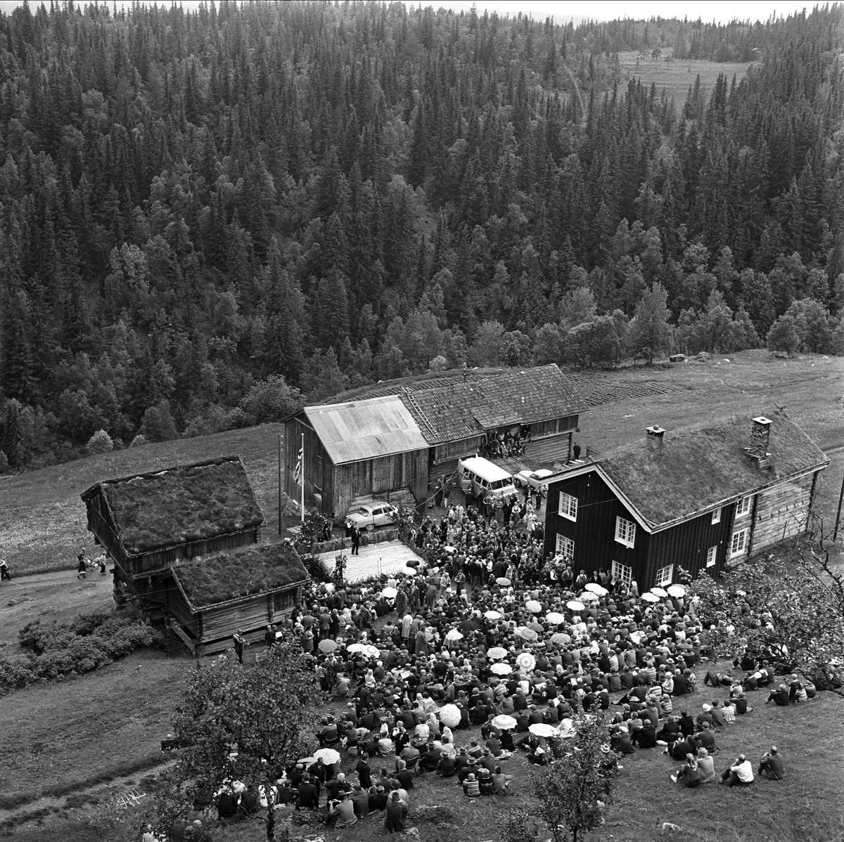 Rauland, Telemark, 07.07.1962. Gårdstun med menneskesamling.