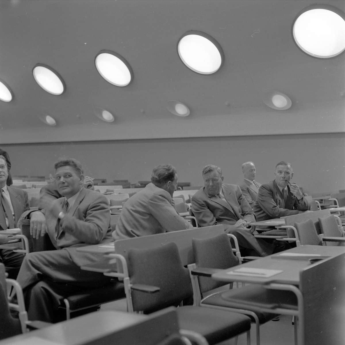 Karl Johans gate 22, Oslo, juli 1958. Stortinget. Komitebehandling av 12 mils fiskerigrense.