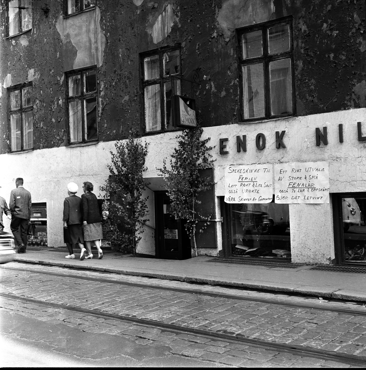 Antatt Oslo, 23.06.1966. St. Hans. Gatebilde, butikk med løvtrær ved døra.