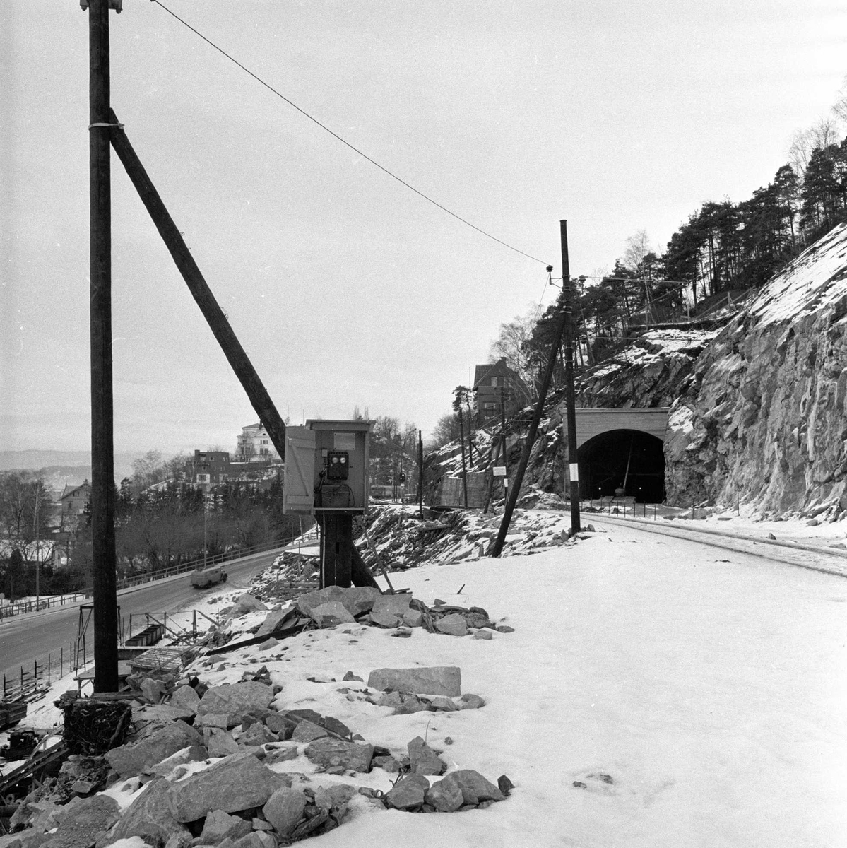 Tunnel ved Bekkelaget togstasjon i Oslo. Jernbanespor og tunnel.