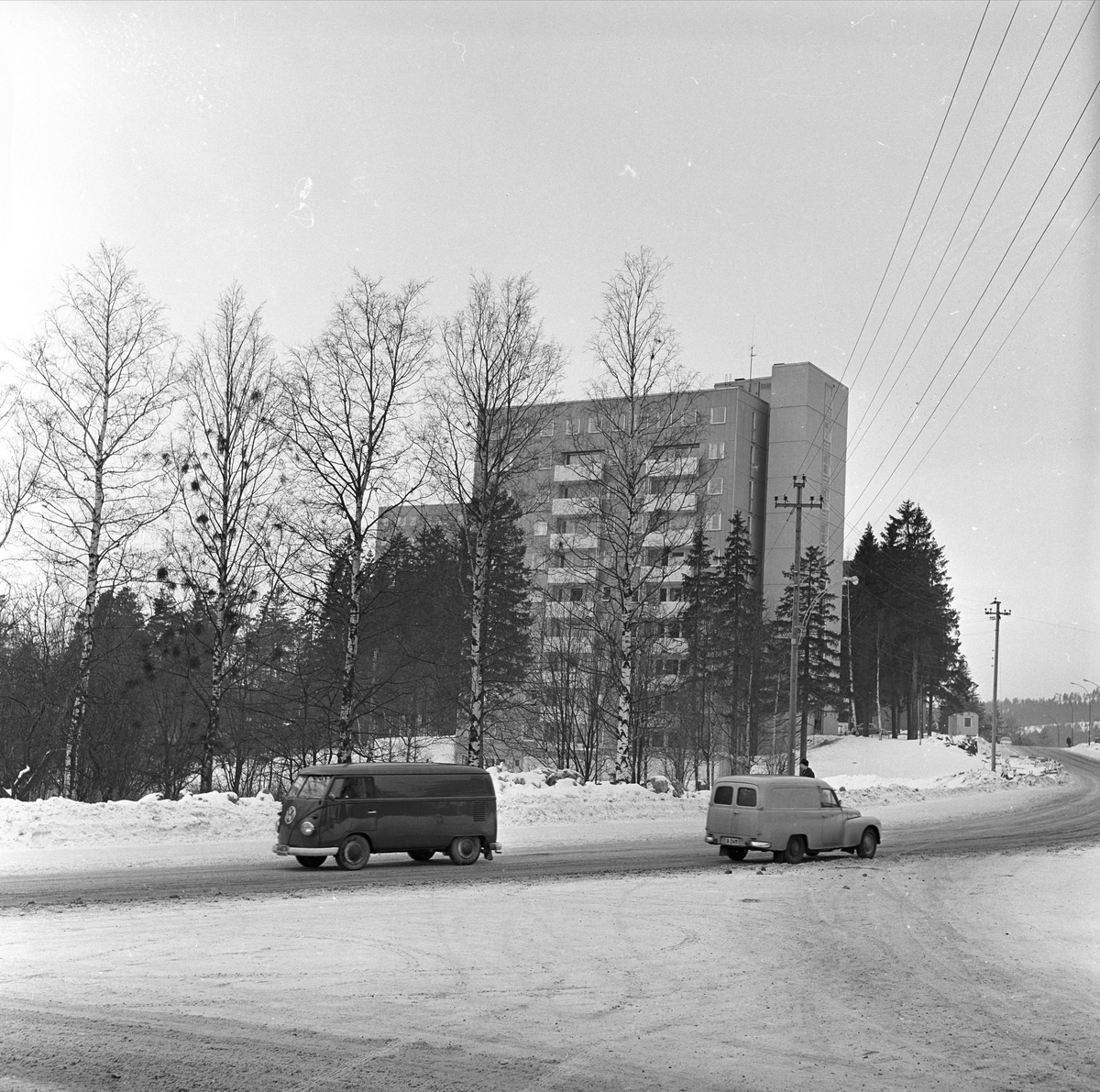 Oslo, 01.03.1965. Vei med biler og boligblokk.