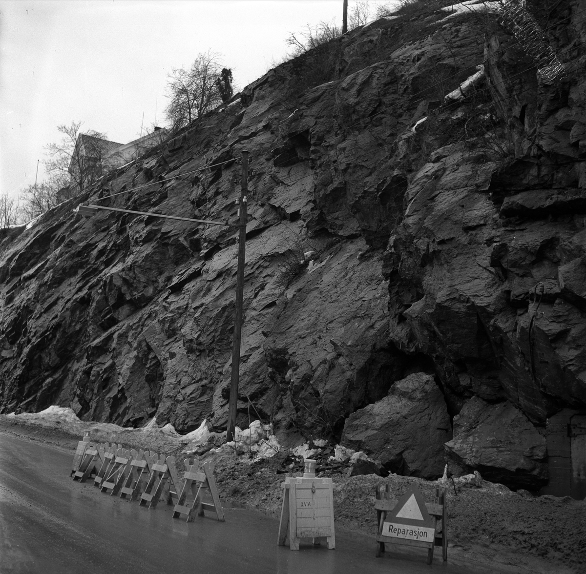 Bekkelaget, Oslo, 24.03.1954. Ras. Veivesenets bukker og vei.