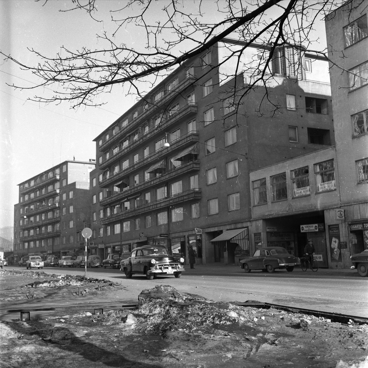 Sørkedalsveien 11, Oslo, 29.03.1958. Gatebilde med bygninger.