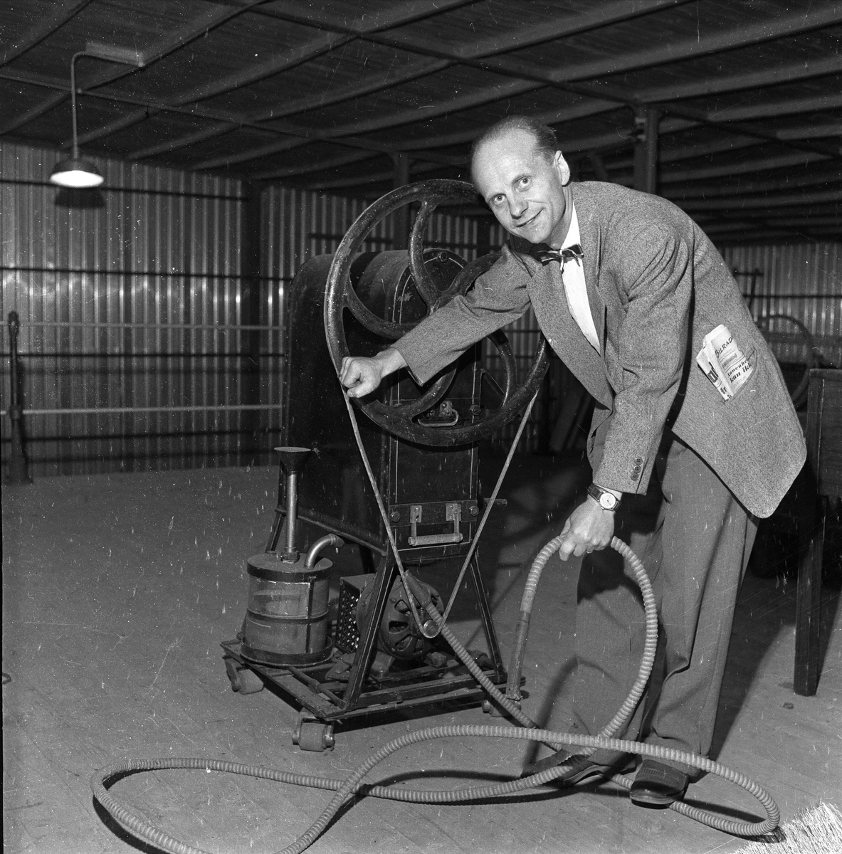 Huk Avenye 35, Oslo, 30.07.1958. Norsk Teknisk Museum i Vikingskipshusets underetasje. Dronning Mauds støvsuger.