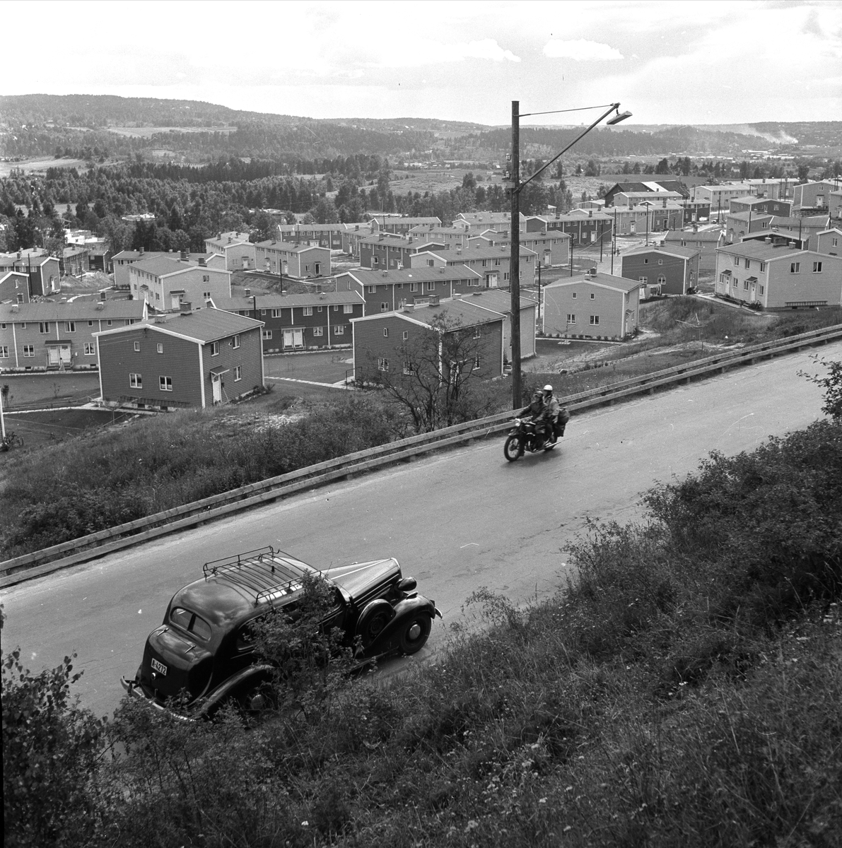 Trondheimsveien, Oslo, 24.07.1954. Trafikk og boliger. 