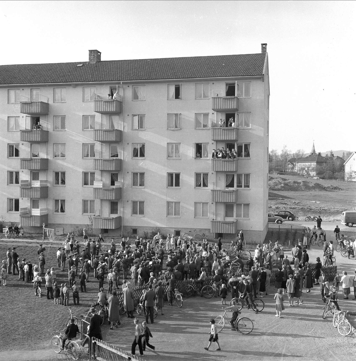 Oslo, mai 1960. Rådhuset. Borgerlig konfirmasjon. Korps spiller foran boligblokk.