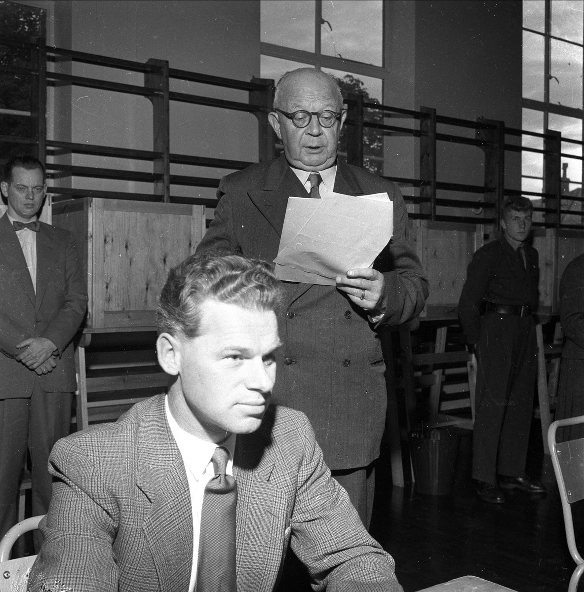 Stortingsvalg, Oslo, 07.10.1957, kontrollører i valglokalet..