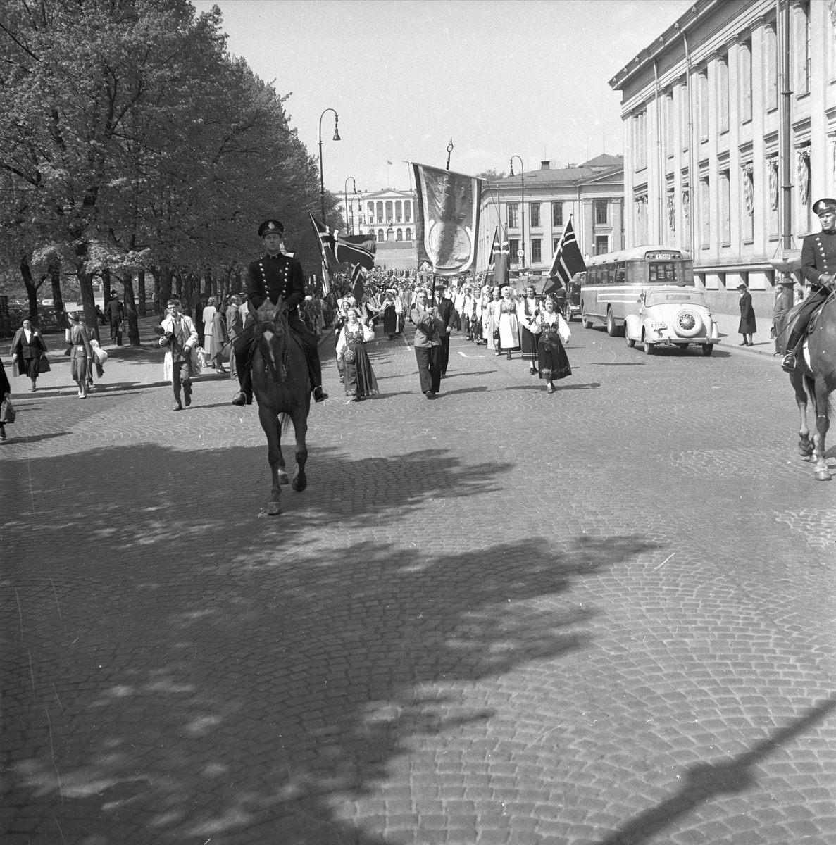 Husmorforeningen, Oslo, 24.05.1951, deputasjon til Stortinget, kvinner i bunad.