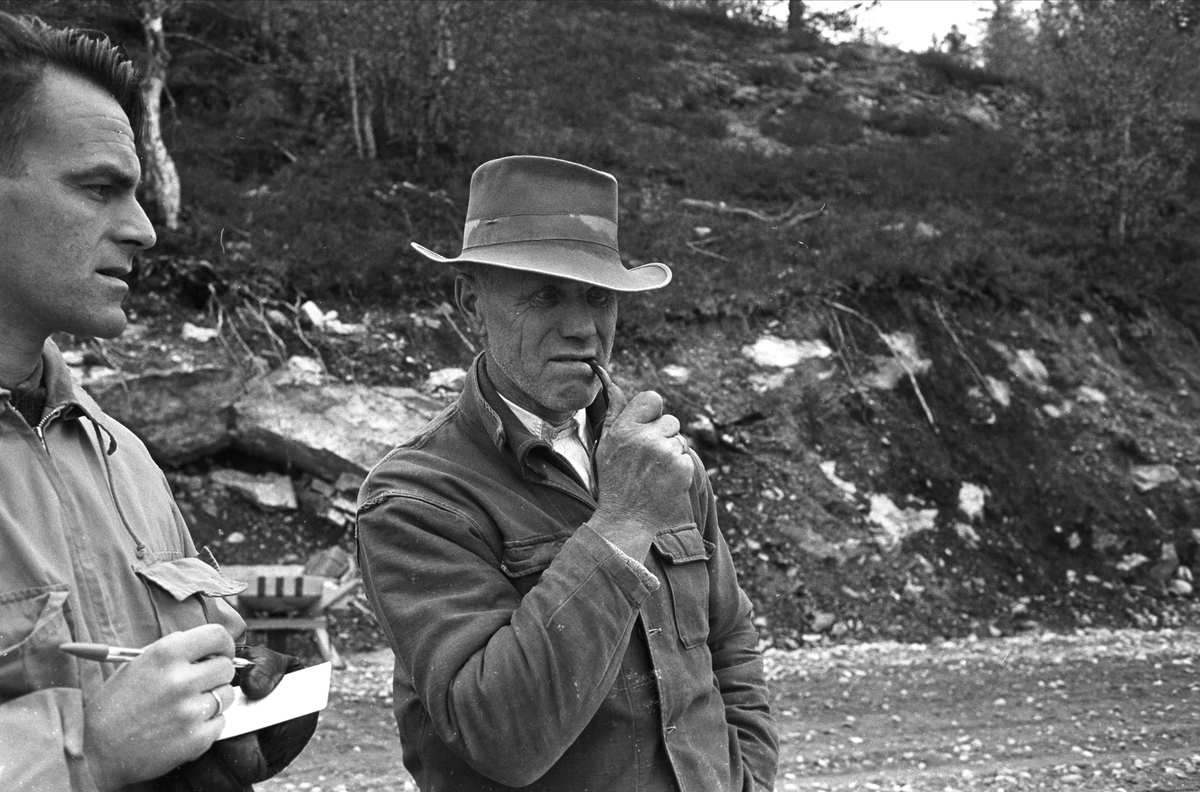 Setesdal, september 1964, fra Dalen til Valle, naturopplevelser, to menn i veikanten, en med pipe.
