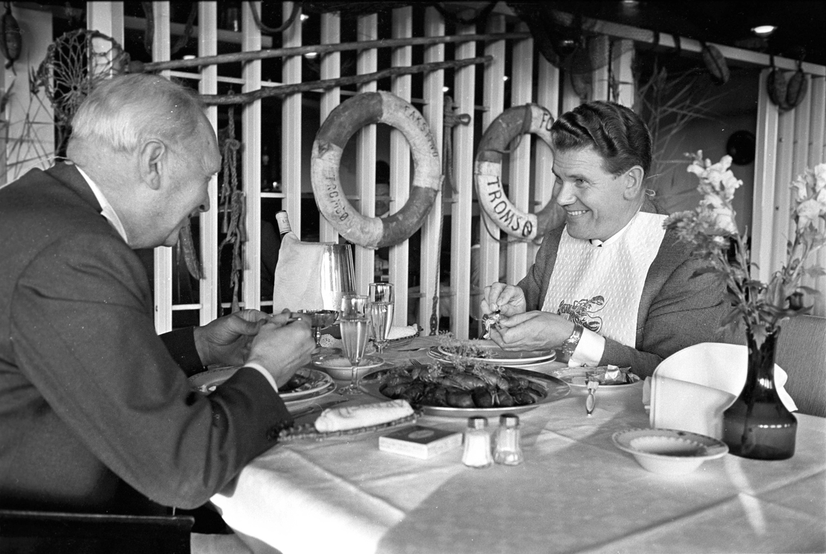 Fornebu, august 1966, "Caravelle" restaurant,  krepsesesongen er i gang, fornøyde gjester.