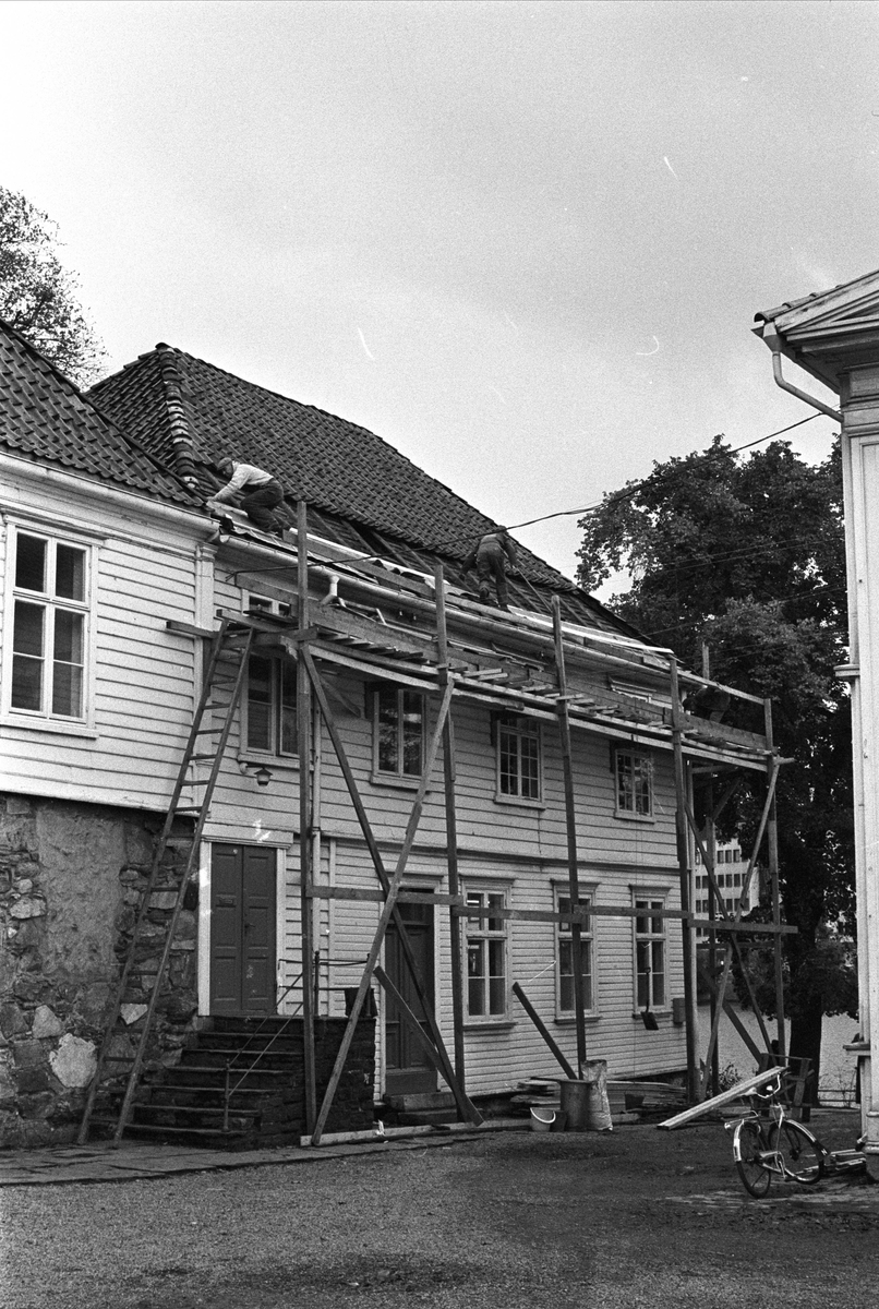 Fra Stavanger november 1967. Reparasjonsarbeider på en gammel bygning.