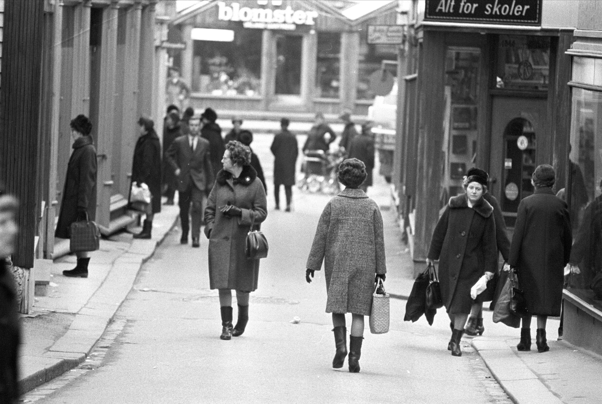 Fra Laugmannsgata i Stavanger januar 1967. Travel gågate etter jul.