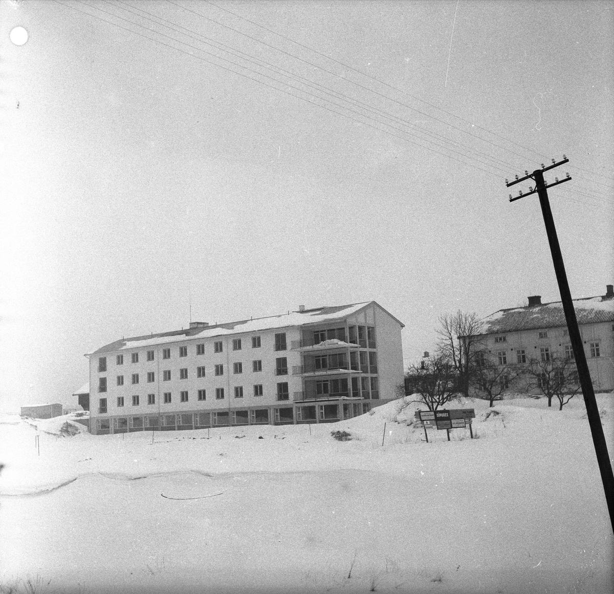 Brensmork, Eidsvoll, 06.03.1958. Aldershjembygningene og omgivelsene rundt. Kommunalt aldershjem.