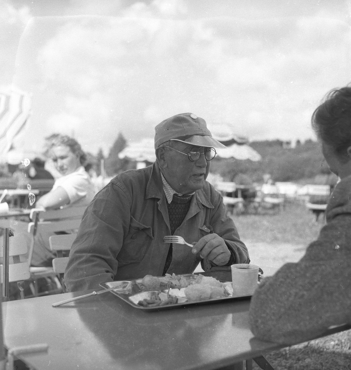 Kongsvinger, 03.- 04.07.1955, landsskytterstevnet. Uten mat og drikke duger helten ikke.