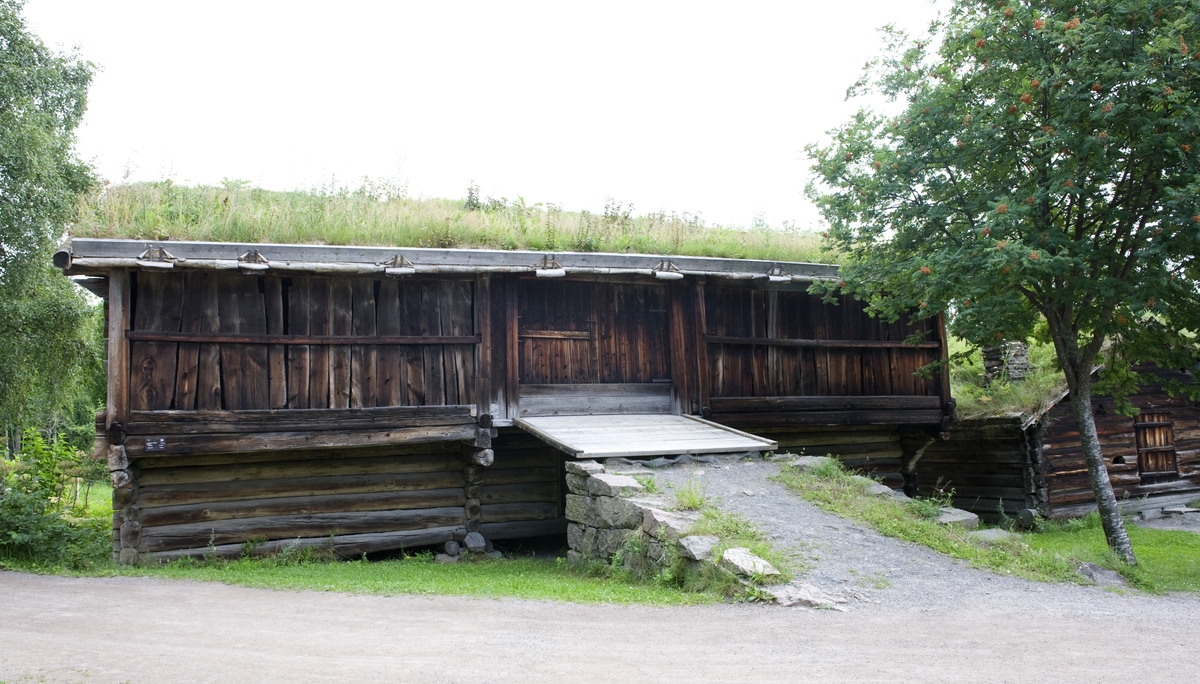 LØE FRA NORDRE MELLOM NØRSTEBØ I NORE OG UVDAL, 1600-TALLET 
Overført til museet 1942, gjenoppført 1943
 
Løa har «skål», den karakteristiske utkragingen av svalen i overetasjen, som kjennetegner løene i Numedal. Skålen ble brukt til å lagre halm, lauv og annet fôr. 

(Tekst hentet fra By og bygd 43, 2010)
