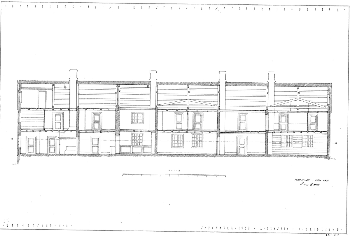 HOVEDBYGNING FRA STIKLESTAD VESTRE I VERDAL, CA. 1800 
Overført til museet 1919, gjenoppført 1926, ominnredet 2010 

Bygningen er et eksempel på de lange våningshusene i Trøndelag, kalt lån. Låna fra Stiklestad Vestre var en del av et firkanttun med bur, løe, vognskjul, stall, fjøs, smie, tørkehus og ”borgestuebygning” (bolighus for tjenestefolk). I 1860-årene ble låna utvidet i lengden med et tilbygg på ca. 10 meter, som inneholdt kjøkken, masstu (bryggerhus), forgang og kjøkkeninngang med egen inngangsdør. Dette tilbygget ble ikke tatt med da låna ble flyttet til museet. Gården var i bondeeie da låna ble bygd, men ble senere solgt, og var det meste av 1800-tallet eid av offisersfamilier. I 1894 kjøpte Staten gården til prestegård, og låna ble prestebolig, som den var fram til den ble flyttet til museet. Museet tilbakeførte da bygningen i tid til ca. 1800, og innredet den som et bolighus fra en trøndergård på den tiden. I 2010 ble låna ominnredet for å vise et eksempel på 1950-tallets boskikk, slik en barnefamilie i Trønde¬ag kunne ha bodd da. 

(Tekst hentet fra By og bygd 43,2010)
