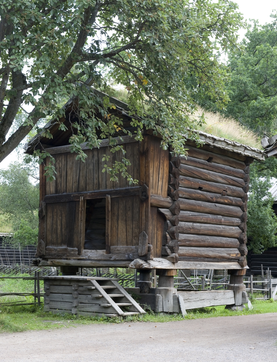 LOFT FRA HOLSHAGEN I HOL, CA. 1650 
Overført til museet 1946, gjenoppført 1946 

Dette loftet har to etasjer med sval foran fronten i begge etasjene. Trappa til loftet er i svalen.

(Tekst hentet fra By og bygd 43, 2010)