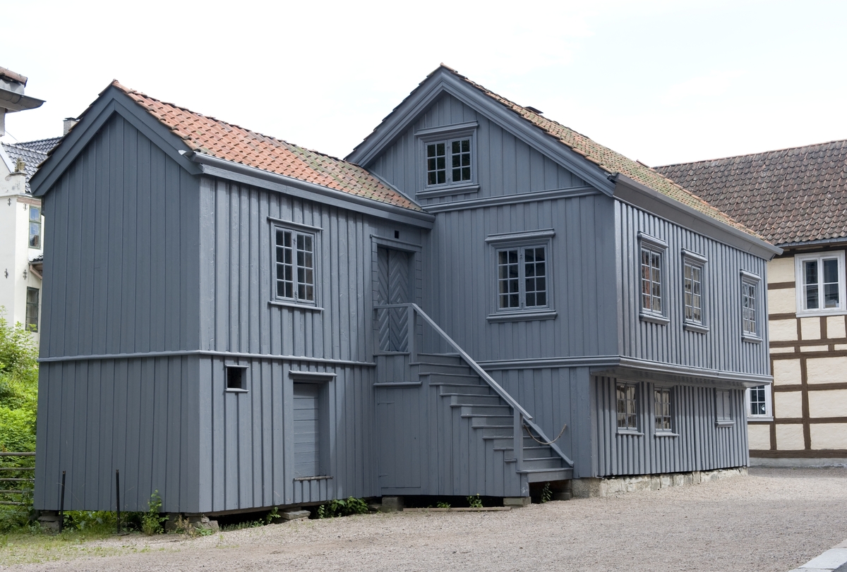 Ca.1700
Huset har to rom i første etasje. En utvendig trapp fører opp til annen etasje noe som har vært vanlig langs hele kysten. Huset lå ved havnen og var delvis bygd på påler med sjøen innunder. Uthuset ble bygd til rundt 1800.

Norsk folkemuseums guidebok,  1996
