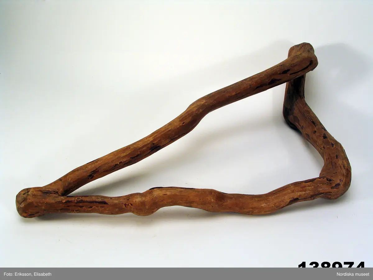 Huvudliggaren:
"'Vårdbunden kvist', en i ring vuxen trädgren. Från Oppala. Gåva 1/11 1921 [av] Wretlind, Lars, hemmansägare, Oppala, Strömsbro, gm Hagberg, Louise, amanuens, Stockholm. [Brukningsort:] Gästrikland Hille sn. [Insamlingsnummer] 11."

Bilaga: 
Inget utöver huvudliggaren.

Katalogkort:
Inget utöver huvudliggaren.

Till ett av folkmedicinens mest utbredda botredskap hörde häftträn, stämträn, valbundna eller vårdbundna trän. Dessa utgjordes av en trädgren, mindre grenklyka eller en trädknut som av naturen eller människan formats så att en ring, eller ett genomgående hål bildats. Principen var att den sjuke själv, den sjukes linne, eller vätska för den sjuke att ta in, skulle dras genom hålet enligt särskild ordning. Sådan så kallad smöjning är en mycket gammal botetradition som i Sverige ännu in på 1900-talet användes för att behandla en rad sjukdomar, framför allt rakitis bland barn.
/Ulrika Torell 2007-11-22