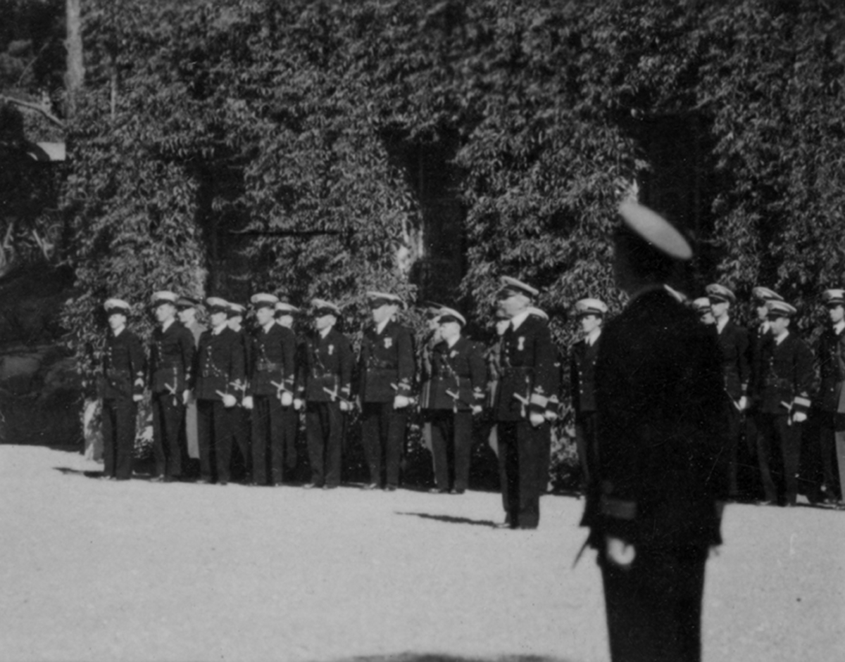 Korum vid kung Gustaf V:s födelsedag, 1943. Militärer i grupperad samling på gårdsplan på F 2 Roslagens flygflottilj.