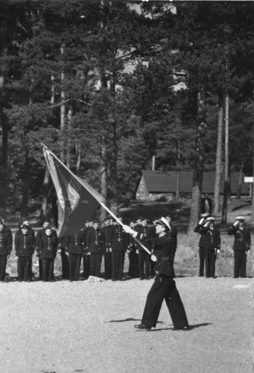 Korum vid kung Gustaf V:s födelsedag, 1943. Militärer i grupperad samling på gårdsplan på F 2 Roslagens flygflottilj.