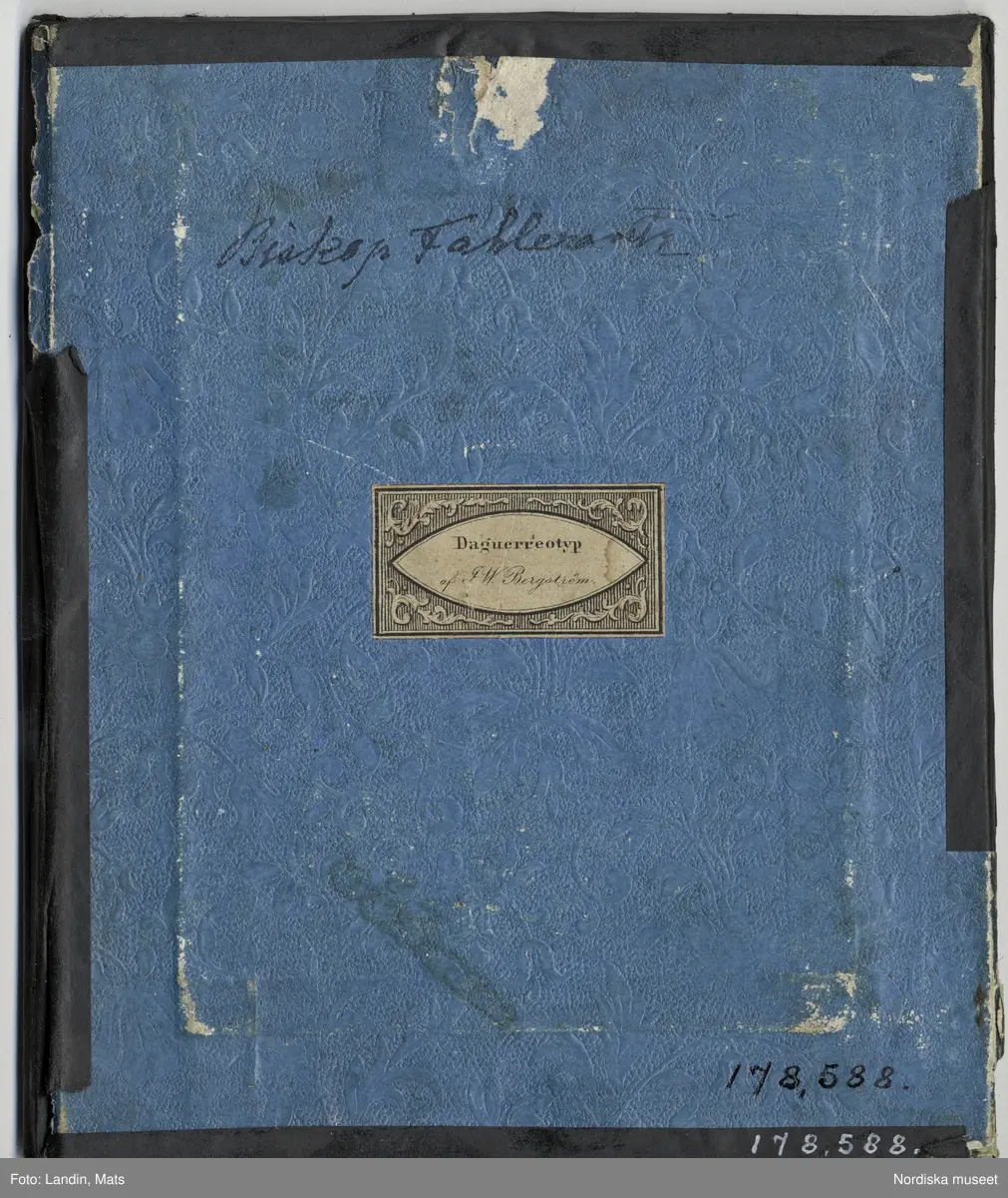 Dagerrotyp / daguerreotyp utförd av J W Bergström, porträtt av biskop K E Fahlcrantz, ca. 1844-1850. Nordiska museet inv.nr 178588.
-
Quarter-plate daguerreotype portrait of bishop K. E. Fahlcrantz. Daguerreotype by J. W. Bergström, c. 1844-1850.