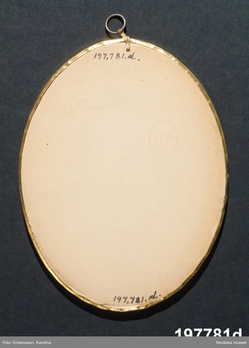 Huvudliggaren:
"Tavlor, 8 st, reproduktioner efter Thorvaldsen, ovala, i glas coh med förgylld metallkant.
G. av fröknarna Therèse, Sally och Emerence Lindgren, Stockholm."