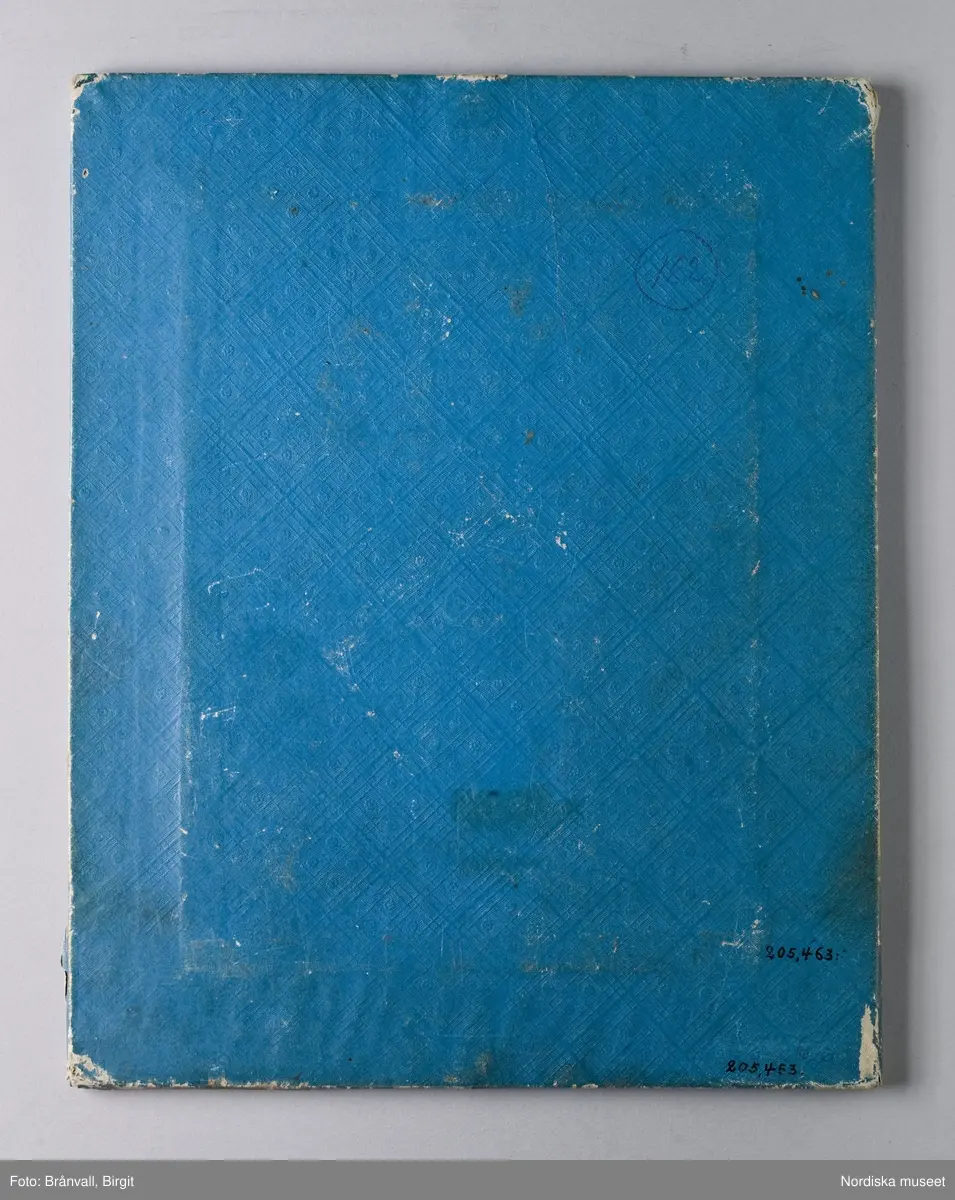 Porträtt av okänd kvinna. Dagerrotyp / daguerreotyp i ram, handkolorerad, ca. 1850. Passepartout av vitt papper och tryckt dekorativt mönster i guld samt längst ned: "Daguerreotype af J. W. Bergström". Nordiska museet inv.nr 205463
-
Portrait of unidentified woman, c. 1850. Half-plate tinted daguerreotype.