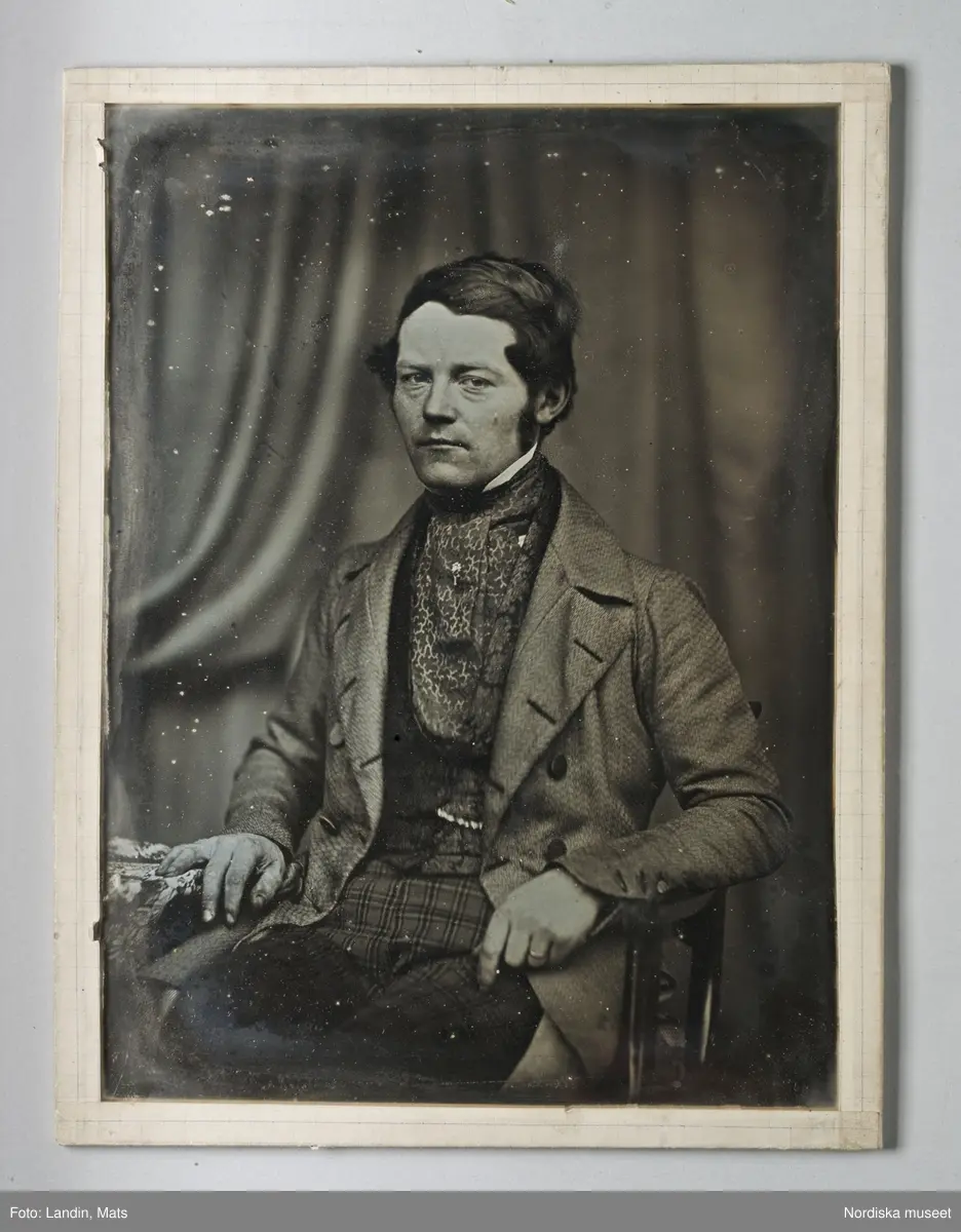 Självporträtt av daguerrotypisten och fabrikören Johan Wilhelm Bergström (1812-1881). Daguerrotyp i ram, ca. 1850.
Nordiska museet inv.nr 205465
-
Self-portrait by the daguerreotypist Johan Wilhelm Bergström (1812-1881). Whole plate daguerreotype, c. 1850.