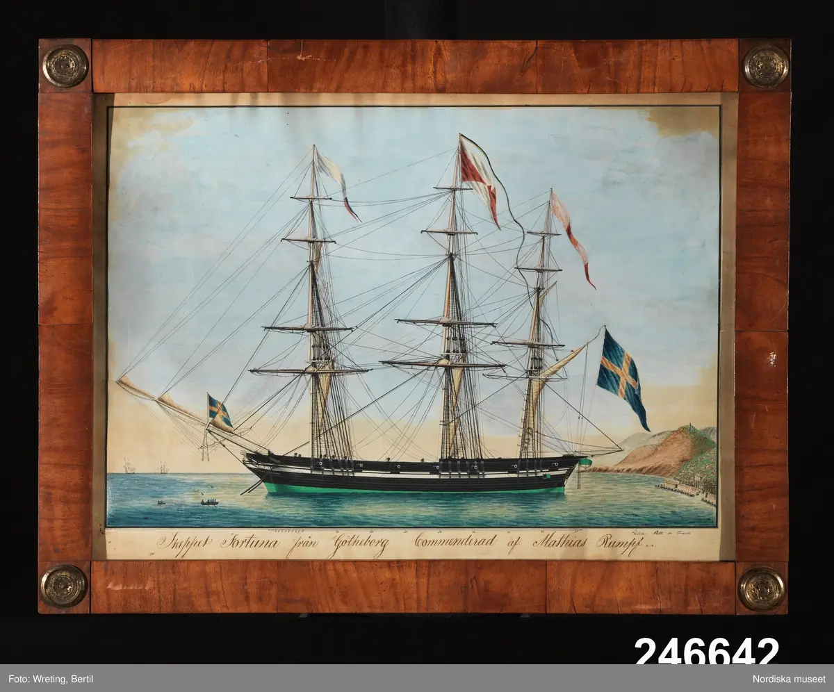 Äldre katalogkort:
"Skeppsbild, gouache, Segelfartyg för ankar utanför en kust. Bilden inramad i en bonad träram med svarta kvadrater i hörnen. Under bilden texten SKEPPET FORTUNA FRÅN GÖTHEBORG COMMENDERAD AF MATHIAS RUMPF. Sign. Felice Polle (?) in Trieste."