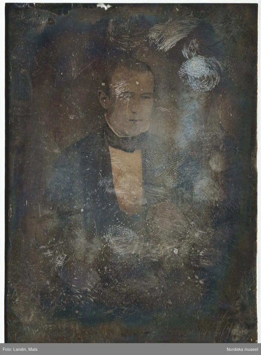 Porträtt av sittande ung man, enligt påskrift på baksidan Axel Adler (1836–1911). Dagerrotyp / daguerreotyp, plåt från den franska firman Christofle. Nordiska museet inv.nr 253240b.
-
Portrait of Axel Adler (1836–1911). Quarter-plate daguerreotype.