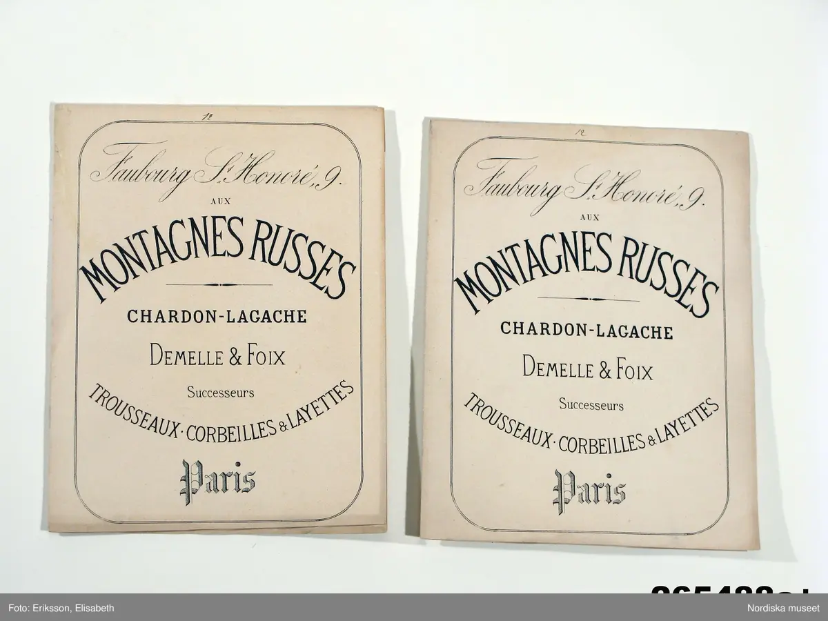 En samling tygprover   för finare klänningsmodeller inklistrade i 92  foldrar, litt a-f. Skickade av firman Montagnes Russes i Paris i mitten av 1870-talet  till den svenska drottningen Josefin, 1807-1877. 
Benämningar på olika kvaliteter: Drap ´Orient, Gaze de Nimes, diagonale laine, Drap Cachemire, Cre`pe lisse, Serge Anglaise, Tulle Malines, Tulle Bruxelles, Haitienne, Armure laine, Bazin, Tulle Illusion, Vigogne Cagchemire, Popeline laine, Grain de poudre, Gros d´Alma, Tulle parisienne, Chalys, Mohair glacé, Brandenbourg laine, Percale imprimé, Batiste.
/Berit Eldvik 2011-02-01