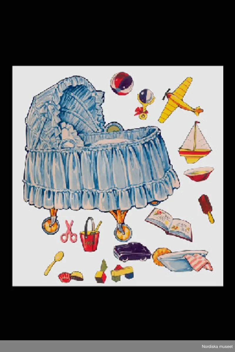 Inventering Sesam 1996-1999:
Kuvert L 24,9 cm, H 20 cm
Kläder och leksaker L 3,2 - 19 cm
Samling pappersdockskläder och leksaker (dockan saknas) i kuvert.
Kuvert; brunt papper med tryckt text "INSTITUTET FÖR Högre Reklamutbildning / Mäster Samuelsgatan 44 . Stockholm C" och handskrivet i rött och blått (spretig stil, trol. skrivet av Cornelia själv) "CORNELIA".
Innehåll 11 kläder, 27 leksaker/diverse (enligt äldre kat.kort 30 st).
- Vit babysäng på hjul. - Brun rock, röd vante. - Brun keps.- Gul och röd tröja blå byxor. - Blå kortärmad tröja, gula långbyxor. - Rödprickig pyjamas - Grön kofta med byxor - Röd haklapp, med kanin. - Rött förkläde. - Röd mössa med vit tofs - Röd halsduk. - Röd hätta.
Brun nalle - Segelbåt - Tåg - Clowndocka - Bok - Babydocka med napp - Hink med spade - Boll - Gult flygplan - Svart bil - Skallra med röd rosett - Två klotsar - Fyra klotsar -  kakformar - Elefant på hjul - Röd boll - Gul sked - Rosa sax - Munspel - Tvättfat med svamp - glass - Tallrik - 5 st olika blombuketter.
Har tillhört Cornelia Lindberg (född 4/11 1953) som använde föremålet när hon var på besök hos sin farmor (givaren) på Artellerigatan 74 i Stockholm. Hon bodde annars hos sin frånskilda och omgifta mor i New Mexico, Mexico.
Har förvarats i "Cornelias kartong" (inv.nr. 298.077) där hon förvarade sina mindre leksaker och intressanta saker (inv.nr. 298.078-298.107). Kartongen brukade stå på "Falses spegel"
i sängkammaren hemma hos farmor (givaren). "False"= Charles Boklund, givarens far, Cornelias farmors far, var stadsvetrinär i Helsingborg. När han dog flyttades hans möbler till givarens våning i Stockholm, där spegeln ställdes i sängkammaren.
Leif Wallin sept 1997