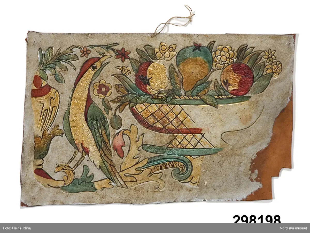 Kärl, vas, korg.
Djur, fågel.
Växt, blomma, blad, frukt, äpple, päron.