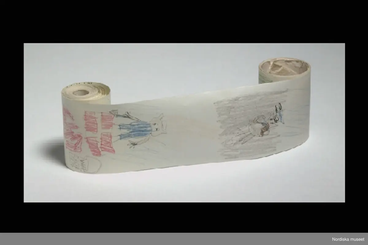 Inventering Sesam 1996-1999:
Bredd  6,5   cm
2 st teckningar, "filmer", rullar av vitt papper, ritatde bilder, filmrutor,  "tre små grisar på nya äventyr", användes med en hemmagjord projektor hopsatt av mekanodelar.
Ritad av givarens son Bertil Lindberg f 1927.
Birgitta Martinius 1997