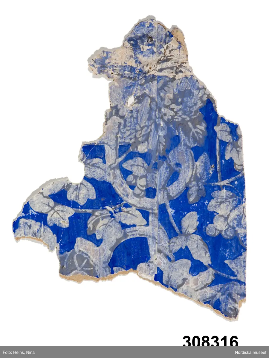 Växt, blomma, blad.
Ornament.