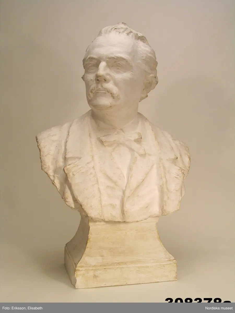 Huvudliggaren:
"a-c, Byst, 3, st, skulptur, gips; porträtt av Artur Hazelius; klädd i kavaj, väst, kravatt; huvudet vänt åt höger; skador se bilaga. Br 46 cm.
[Tillv.] J. A. Wetterlund (1858-1927], 1903; funnen omärkt på vinden.
G. 15/9 1981 [av] Okänd."