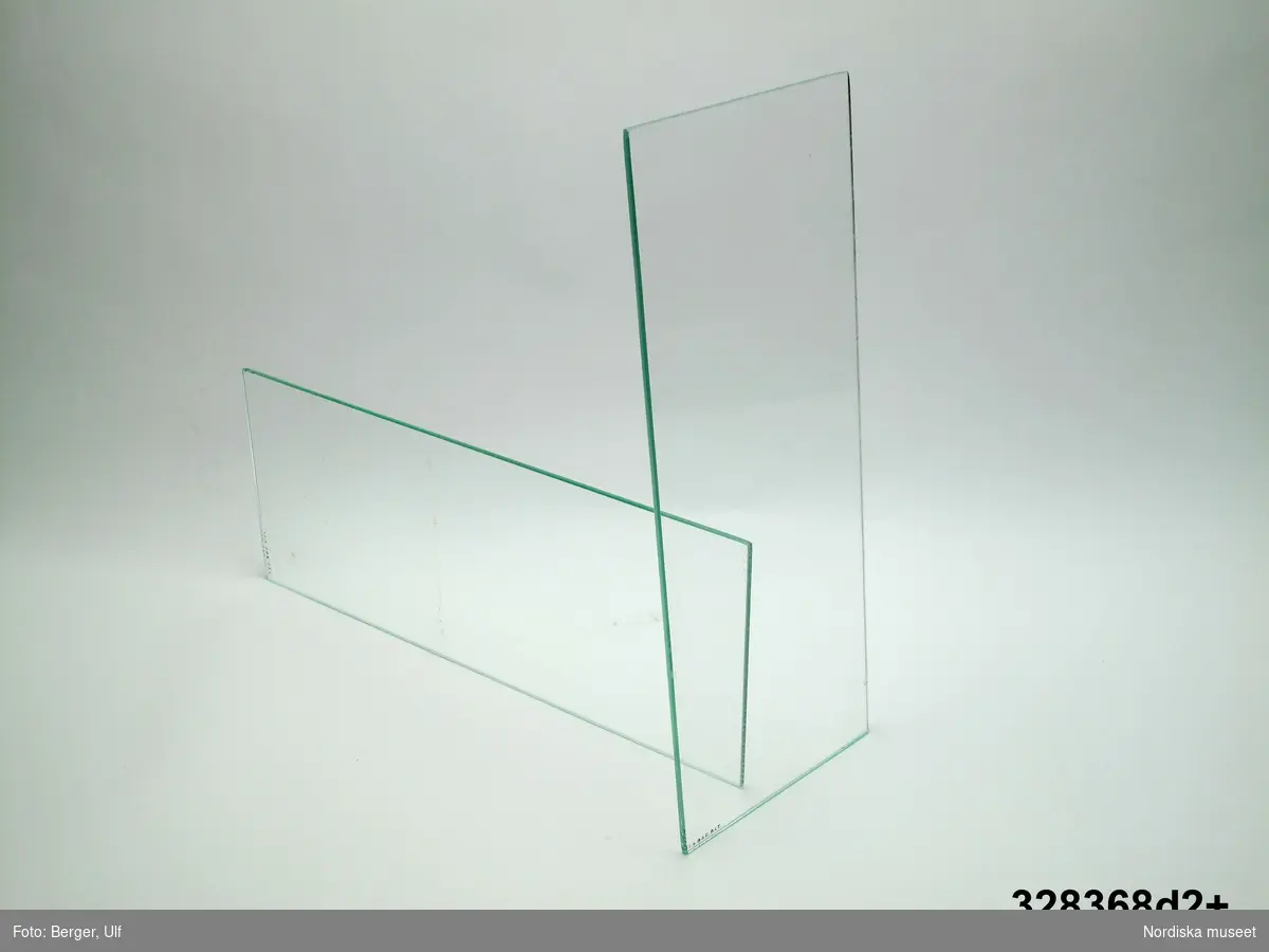 a-e:
Bokhylla, "Excellent",  med TV-bänk samt bar- och vitrinskåp, jakarandafaner på spånskiva, IKEA, 1968. 

Hyllan består av fyra sektioner med hyllor löst placerade på underredet. Skåp- och byråunderdelar med ryggar av masonit, fastnitade. Kvadratiska ben, fastskruvade i underredet. Lådsidor m.m. av björk och lådbottnar av vitlackerad masonit. Flyttbara hyllplan. Draghandtag och gångjärn av mässing.  Enligt IKEA-katalogen 1968 är ytan plastbehandlad.

Hyllan uppställd, från vänster till höger:
a:1+) Skåp med två dörrar samt a:2+) hyllöverdel, ett fast och två flyttbara hyllplan. Överst vitrindel med två skjutdörrar av glas (höjd 53,5 cm, bredd 41,5 cm).
b:1+) Byrå med tre lådor samt b:2+) hyllöverdel med tre flyttbara hyllplan. 
c:1+) Tv-bänk med en låda samt c:2+) hyllöverdel med tre flyttbara hyllplan.
d:1+) Skåp med två dörrar samt d:2+) hyllöverdel med 1 flyttbart hyllplan. Överst vitrindel med två skjutdörrar av glas (höjd 53,5 cm, bredd 41,5 cm), därunder ett barskåp med spegel som bakvägg, utrymme för flaskor till vänster och två glashyllor (48 x 19,5 cm) till höger. Barskåpet med fällbar klaff med lås. Belysning monterad i skåpets överkant.
e) Nyckel till barskåpets klaff. L 4,3 cm.

Möbeln har använts av givarinnan, Berith Helldén, f. 1945, hemmafru, och hennes man, Lars-Göran Helldén, f. 1946, inköpare, Tungelsta. Paret gifte sig 1967 och bodde som nygifta i en liten lägenhet i Borås. När de fick möjlighet att flytta till en större lägenhet i samma stad, utökades vardagsrumsmöblemanget. Hyllan inköptes 1968 på IKEA i Älmhult. Enligt IKEA-katalogen 1968 kostade de fyra hyllsektionerna totalt 2484 kronor. Hyllan har använts som förvaringsmöbel i vardagsrummet i Borås och i familjens nuvarande bostad i Tungelsta fram till våren 2005, då den inköptes av museet.

Hyllans innehåll har dokumenterats och en utförlig intervju med Berith Helldén har gjorts 2005-05-09 (se arkivreferens).
/Anna Womack 2005-10-18
