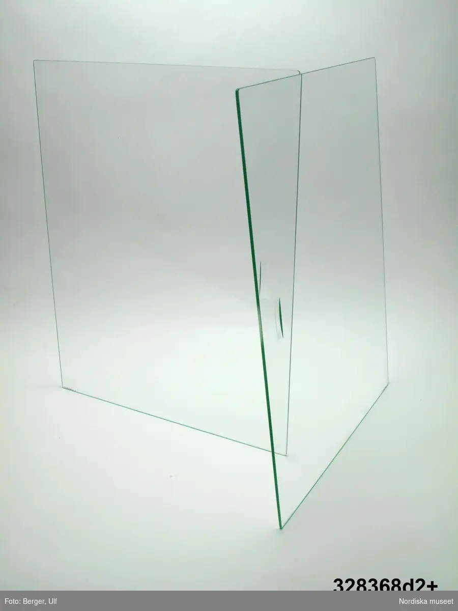 a-e:
Bokhylla, "Excellent",  med TV-bänk samt bar- och vitrinskåp, jakarandafaner på spånskiva, IKEA, 1968. 

Hyllan består av fyra sektioner med hyllor löst placerade på underredet. Skåp- och byråunderdelar med ryggar av masonit, fastnitade. Kvadratiska ben, fastskruvade i underredet. Lådsidor m.m. av björk och lådbottnar av vitlackerad masonit. Flyttbara hyllplan. Draghandtag och gångjärn av mässing.  Enligt IKEA-katalogen 1968 är ytan plastbehandlad.

Hyllan uppställd, från vänster till höger:
a:1+) Skåp med två dörrar samt a:2+) hyllöverdel, ett fast och två flyttbara hyllplan. Överst vitrindel med två skjutdörrar av glas (höjd 53,5 cm, bredd 41,5 cm).
b:1+) Byrå med tre lådor samt b:2+) hyllöverdel med tre flyttbara hyllplan. 
c:1+) Tv-bänk med en låda samt c:2+) hyllöverdel med tre flyttbara hyllplan.
d:1+) Skåp med två dörrar samt d:2+) hyllöverdel med 1 flyttbart hyllplan. Överst vitrindel med två skjutdörrar av glas (höjd 53,5 cm, bredd 41,5 cm), därunder ett barskåp med spegel som bakvägg, utrymme för flaskor till vänster och två glashyllor (48 x 19,5 cm) till höger. Barskåpet med fällbar klaff med lås. Belysning monterad i skåpets överkant.
e) Nyckel till barskåpets klaff. L 4,3 cm.

Möbeln har använts av givarinnan, Berith Helldén, f. 1945, hemmafru, och hennes man, Lars-Göran Helldén, f. 1946, inköpare, Tungelsta. Paret gifte sig 1967 och bodde som nygifta i en liten lägenhet i Borås. När de fick möjlighet att flytta till en större lägenhet i samma stad, utökades vardagsrumsmöblemanget. Hyllan inköptes 1968 på IKEA i Älmhult. Enligt IKEA-katalogen 1968 kostade de fyra hyllsektionerna totalt 2484 kronor. Hyllan har använts som förvaringsmöbel i vardagsrummet i Borås och i familjens nuvarande bostad i Tungelsta fram till våren 2005, då den inköptes av museet.

Hyllans innehåll har dokumenterats och en utförlig intervju med Berith Helldén har gjorts 2005-05-09 (se arkivreferens).
/Anna Womack 2005-10-18
