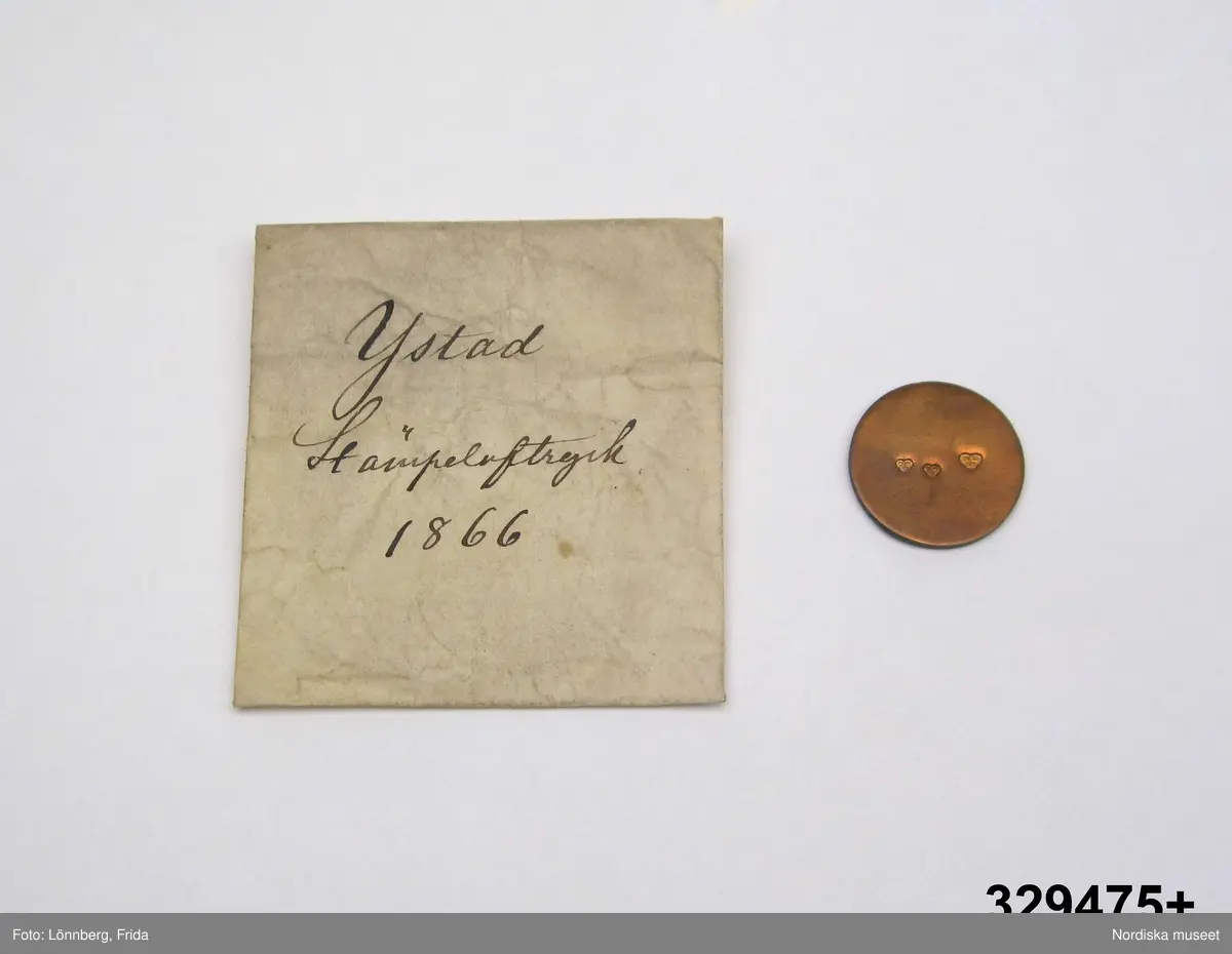 24 st stämpelavtryck i var sin papperspåse. Vita små papperspåsar, solkiga, vikt öppning, Handskrift med bläck: "Stämpelaftryck 1866" samt stadens namn (se nedan).
I varje påse ett avtryck av kattfot (tre kronor) i olika format på  rund kopparbricka. För städerna: Gävle, Göteborg, Halmstad, Härnösand, Jönköping, Kalmar, Linköping, Malmö, Mariestad, Marstrand, Motala, Norrtälje, Norrköping, Skövde, Sundsvall, Söderhamn, Umeå, Varberg, Västervik, Västerås, Växjö, Ystad, Örebro, Östhammar.
/2007-05-04 Heidi Henriksson