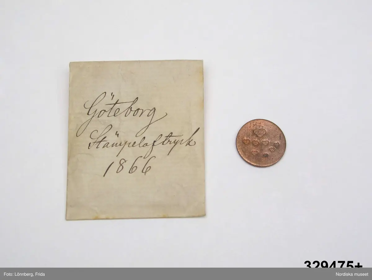 24 st stämpelavtryck i var sin papperspåse. Vita små papperspåsar, solkiga, vikt öppning, Handskrift med bläck: "Stämpelaftryck 1866" samt stadens namn (se nedan).
I varje påse ett avtryck av kattfot (tre kronor) i olika format på  rund kopparbricka. För städerna: Gävle, Göteborg, Halmstad, Härnösand, Jönköping, Kalmar, Linköping, Malmö, Mariestad, Marstrand, Motala, Norrtälje, Norrköping, Skövde, Sundsvall, Söderhamn, Umeå, Varberg, Västervik, Västerås, Växjö, Ystad, Örebro, Östhammar.
/2007-05-04 Heidi Henriksson