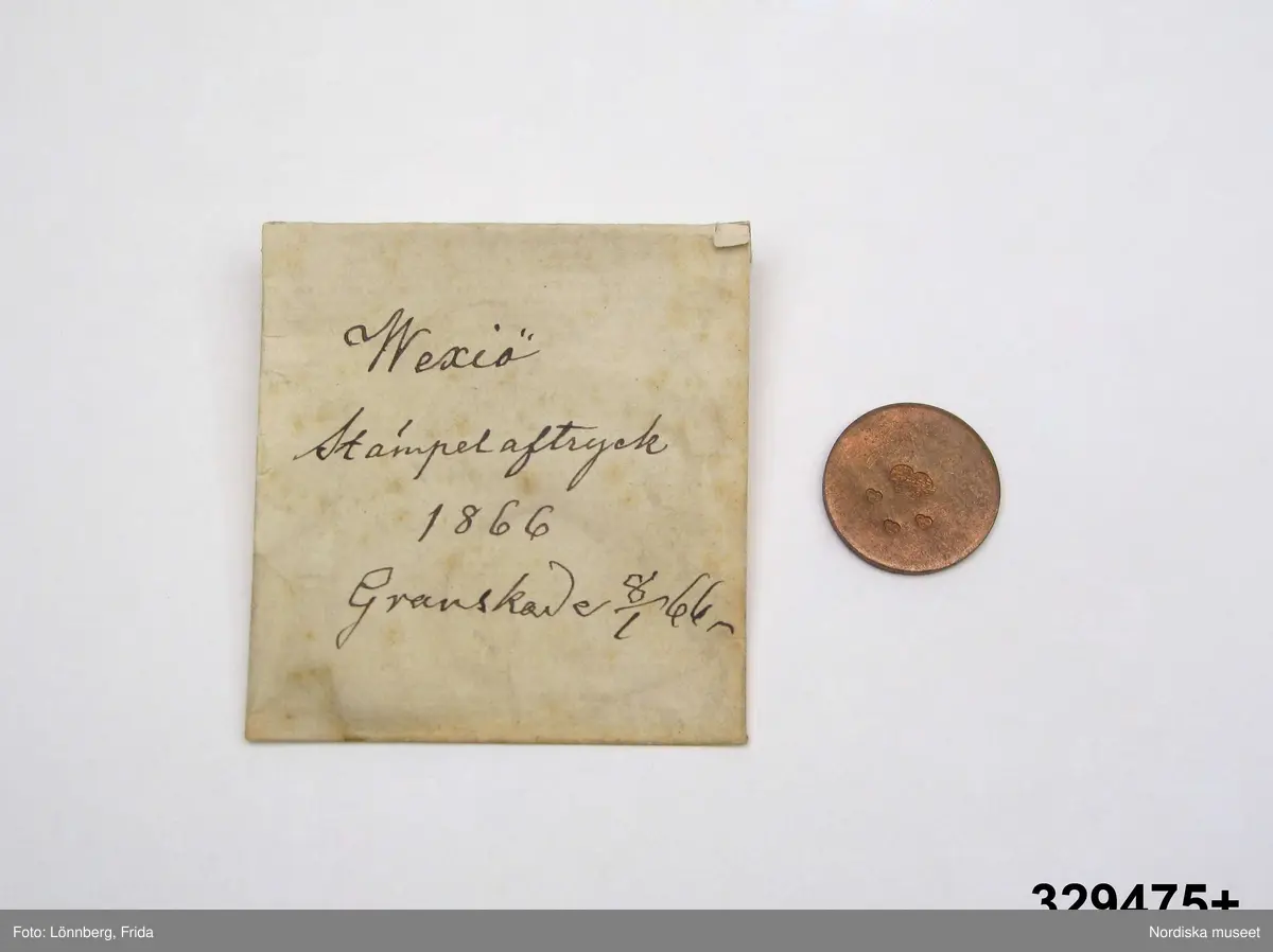 24 st stämpelavtryck i var sin papperspåse. Vita små papperspåsar, solkiga, vikt öppning, Handskrift med bläck: "Stämpelaftryck 1866" samt stadens namn (se nedan).
I varje påse ett avtryck av kattfot (tre kronor) i olika format på  rund kopparbricka. För städerna: Gävle, Göteborg, Halmstad, Härnösand, Jönköping, Kalmar, Linköping, Malmö, Mariestad, Marstrand, Motala, Norrtälje, Norrköping, Skövde, Sundsvall, Söderhamn, Umeå, Varberg, Västervik, Västerås, Växjö, Ystad, Örebro, Östhammar.
/2007-05-04 Heidi Henriksson
