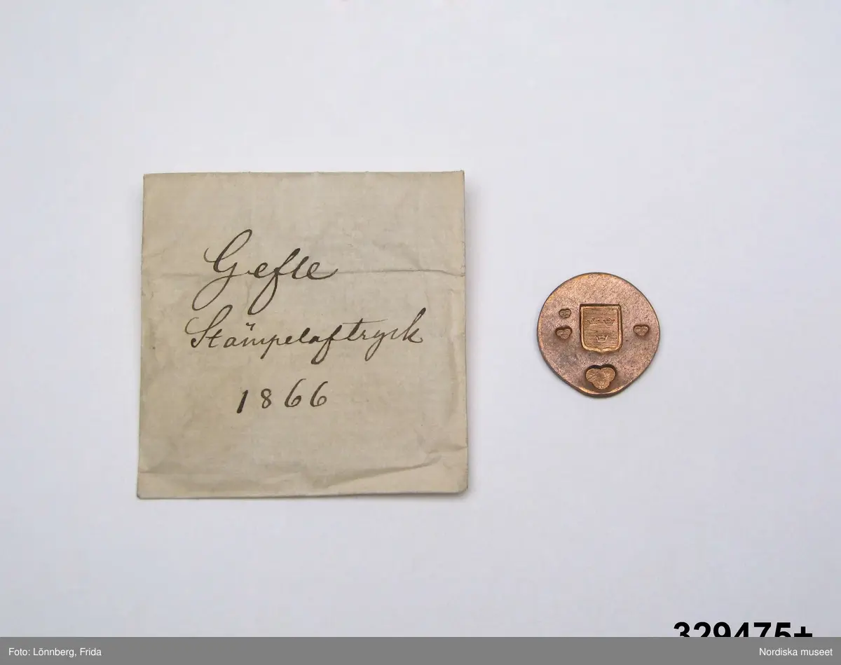 24 st stämpelavtryck i var sin papperspåse. Vita små papperspåsar, solkiga, vikt öppning, Handskrift med bläck: "Stämpelaftryck 1866" samt stadens namn (se nedan).
I varje påse ett avtryck av kattfot (tre kronor) i olika format på  rund kopparbricka. För städerna: Gävle, Göteborg, Halmstad, Härnösand, Jönköping, Kalmar, Linköping, Malmö, Mariestad, Marstrand, Motala, Norrtälje, Norrköping, Skövde, Sundsvall, Söderhamn, Umeå, Varberg, Västervik, Västerås, Växjö, Ystad, Örebro, Östhammar.
/2007-05-04 Heidi Henriksson