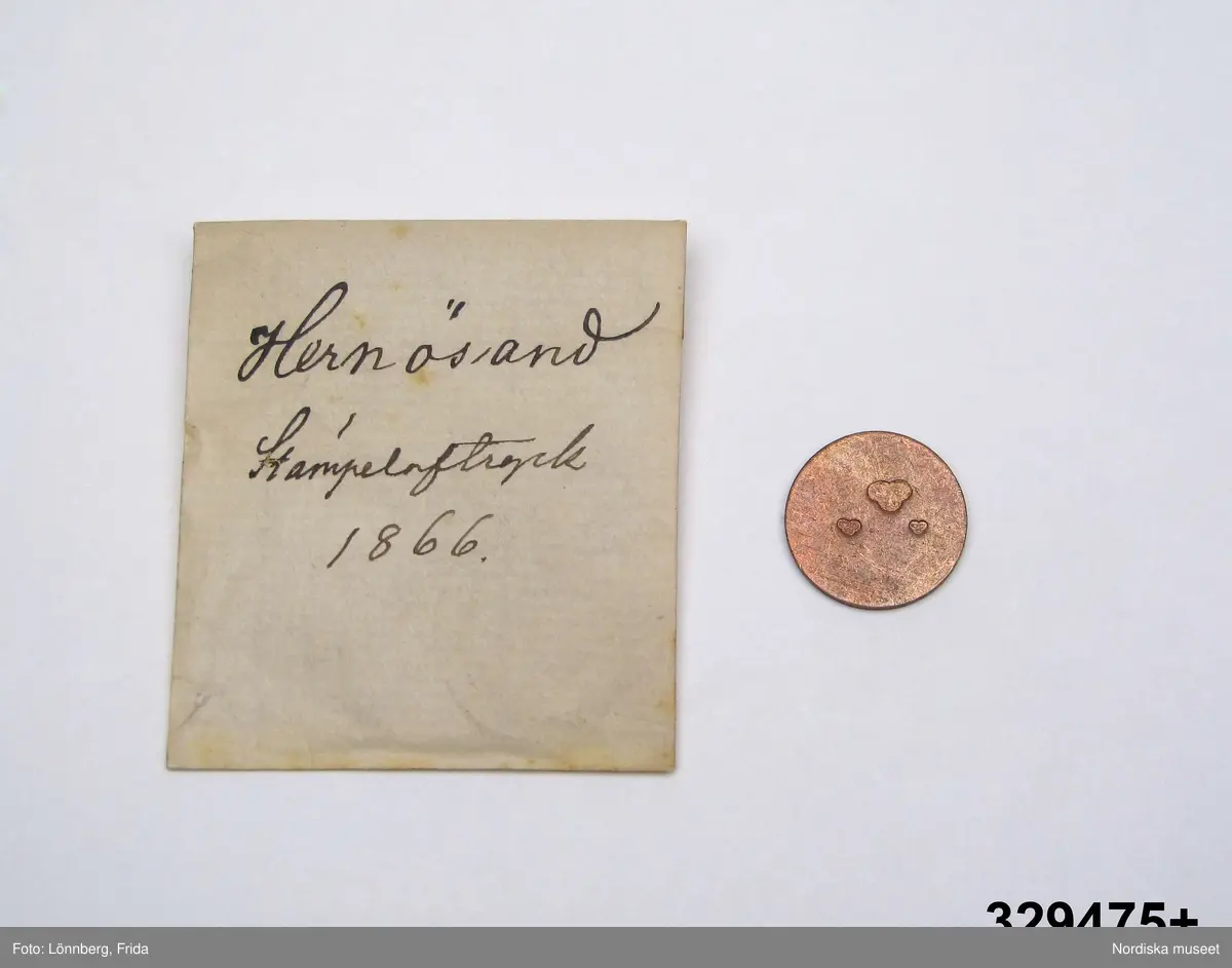 24 st stämpelavtryck i var sin papperspåse. Vita små papperspåsar, solkiga, vikt öppning, Handskrift med bläck: "Stämpelaftryck 1866" samt stadens namn (se nedan).
I varje påse ett avtryck av kattfot (tre kronor) i olika format på  rund kopparbricka. För städerna: Gävle, Göteborg, Halmstad, Härnösand, Jönköping, Kalmar, Linköping, Malmö, Mariestad, Marstrand, Motala, Norrtälje, Norrköping, Skövde, Sundsvall, Söderhamn, Umeå, Varberg, Västervik, Västerås, Växjö, Ystad, Örebro, Östhammar.
/2007-05-04 Heidi Henriksson